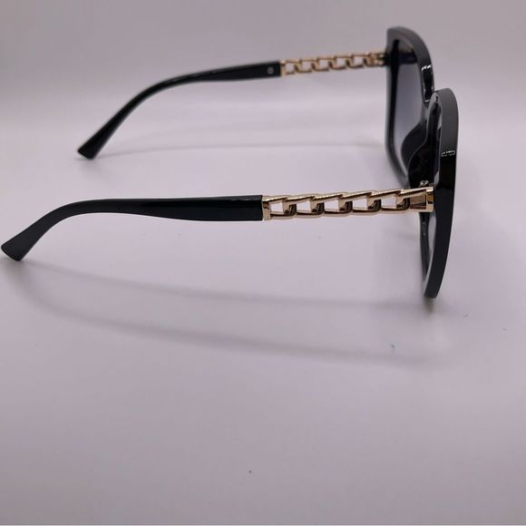 Stylish Oversized Black Fame Sunglasses with Gold Chain Style Temples - Picture 4 of 9